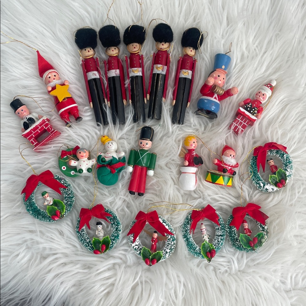Vintage  Lot of 20 Christmas wooden wreath Ornaments Tree Holiday Decorations